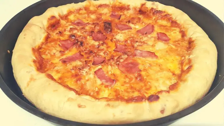Pizza con borde relleno de queso